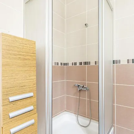 Sleek Flat W Balcony 8 Min To Coast On Bagdat Ave Daire