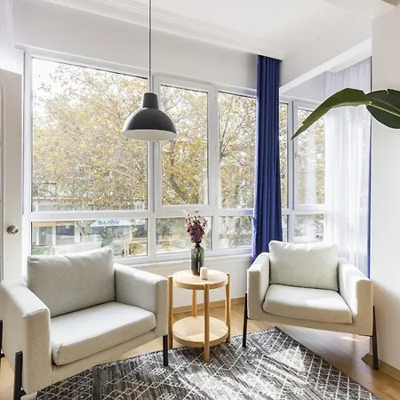 Apartment Sleek Flat W Balcony 8 Min To Coast On Bagdat Ave