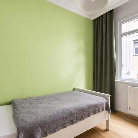 Apartment Sleek Flat W Balcony 8 Min To Coast On Bagdat Ave
