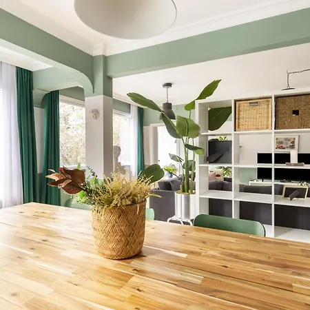Sleek Flat W Balcony 8 Min To Coast On Bagdat Ave