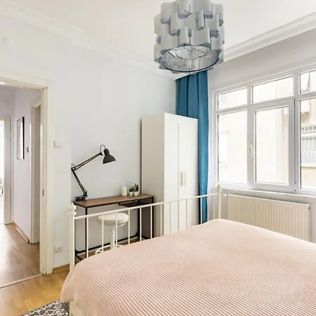 Sleek Flat W Balcony 8 Min To Coast On Bagdat Ave Apartment *